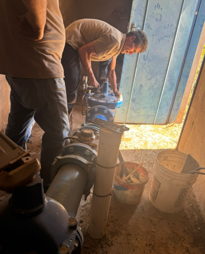 two workers maintaning flow level